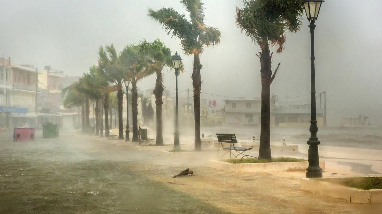 Meerwasser überflutet eine Straße im Hafen von Argostoli. Der schwere Herbststurm «Ianos» mit den Merkmalen eines Hurrikans bewegt sich langsam entlang der Küste der griechischen Halbinsel Peloponnes.