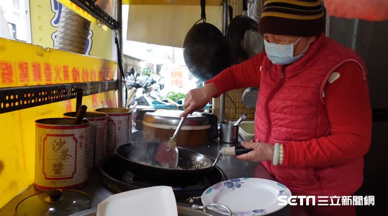 高齡82歲依然賣著「爆量」炒飯、炒麵，阿婆說，希望學生們、艱苦人能用銅板價吃飽。（資料照／記者張雅筑攝）