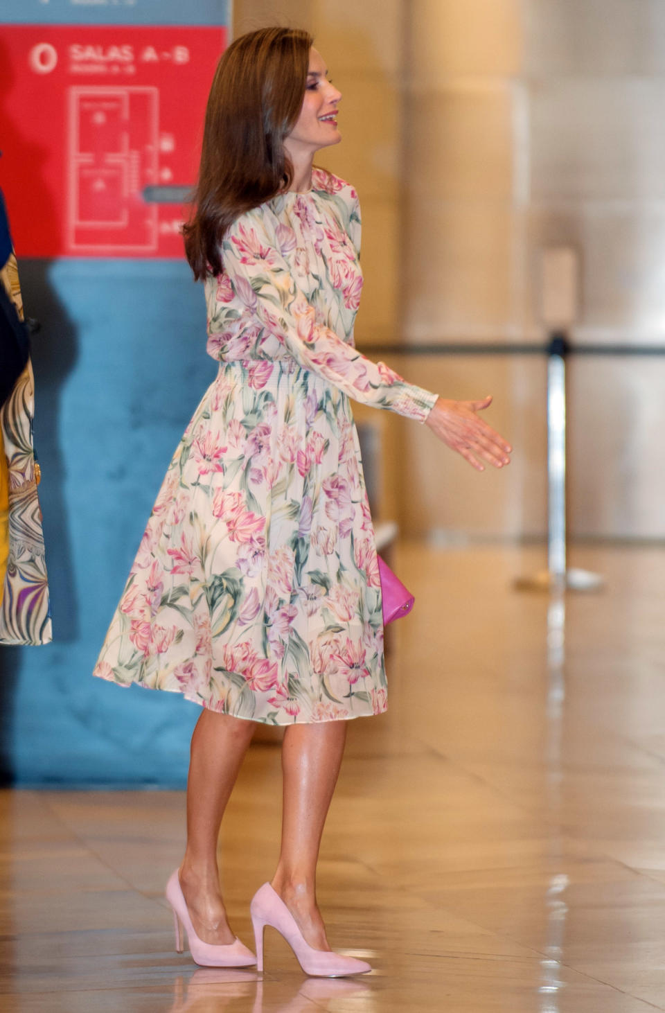 <p>La reina Letizia asistió a un evento en el museo de El Prado, en Madrid en este vestido de estampado floral con el que causó tendencia en el mundo de la moda/Getty Images </p>