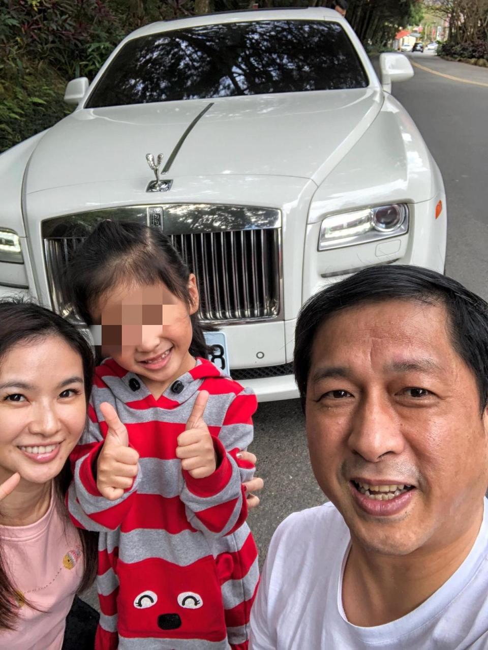 陳小菁與老公、女兒在勞斯萊斯前合影。（翻攝自林佐岳臉書）