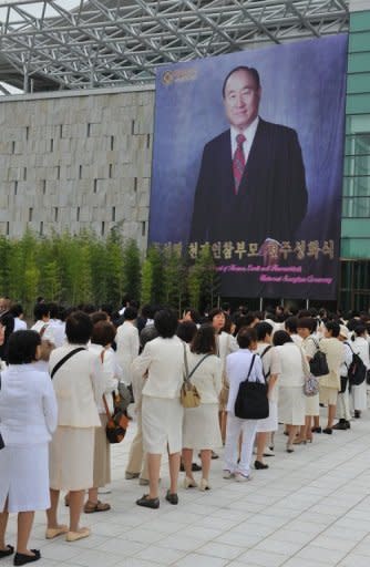 Unification Church devotees wait to mourn the death of founder Sun Myung Moon in Gapyeong. More than 150,000 mourners from South Korea and abroad, including 32,000 from Japan, are expected to pay their respects over the next 10 days