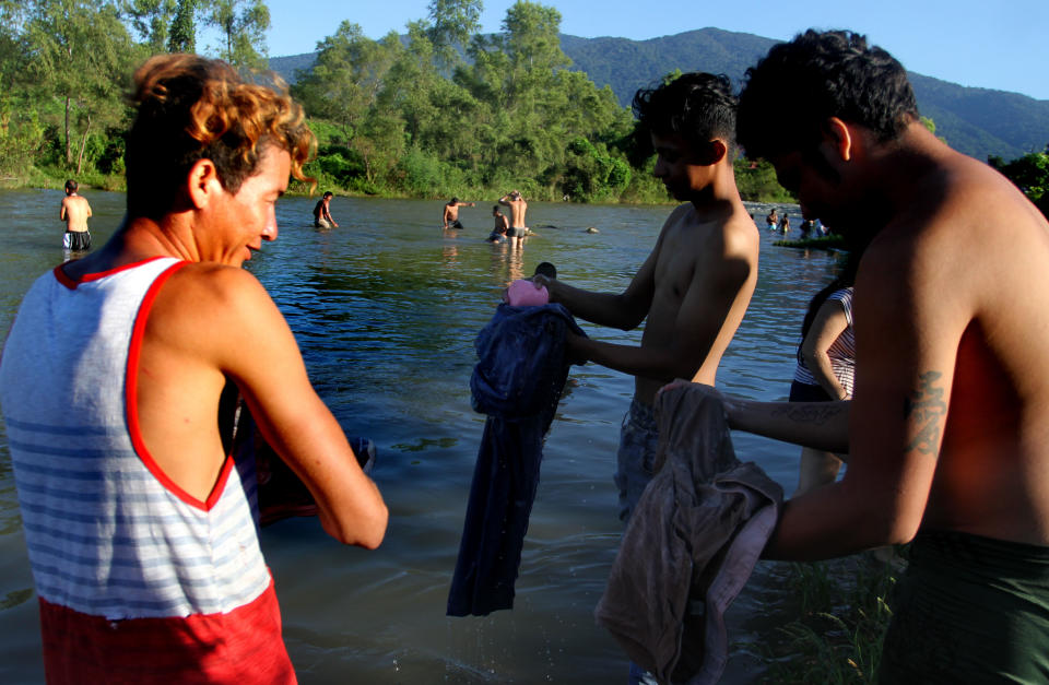 MEX056.HUIXTLA (MÉXICO), 23/10/2018.- Migrantes hodureños toman un baño en el río de la población de Huixtla, en el estado de Chiapas (México), donde descansarán hoy y continuar mañana su travesía hacia su objetivo, Estados Unidos, hoy martes 23 de octubre de 2018. La caravana migrante de centroamericanos que cruza estos días México decidió hoy tomar un día de descanso en Huixtla tras la agotadora jornada del lunes, y guardar así un día de luto por un joven hondureño fallecido al caer del camión que lo transportaba. EFE/María de la Luz Ascencio