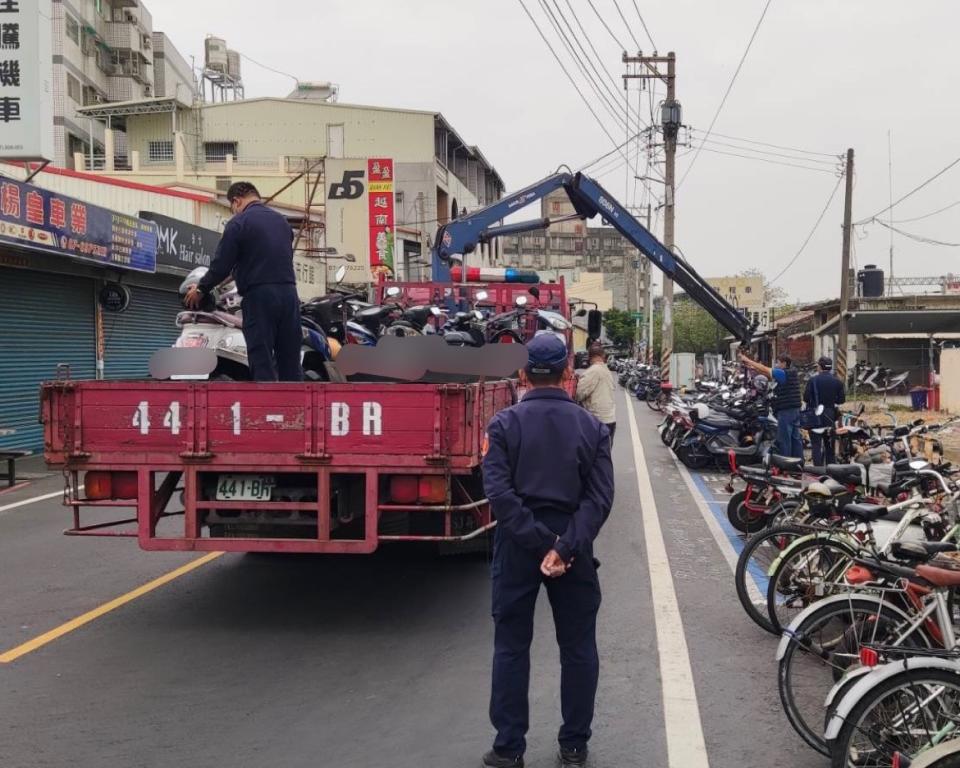 路竹車站周邊強力執法 維護行人路權。〈圖/記者蔡宗武翻攝〉