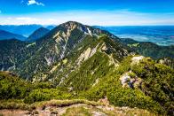 <p>Als Münchner "Hausberg" wir der Herzogstand in den Bayerischen Voralpen gelistet. Der Berg zählt zu den beliebtesten Wanderzielen im Münchner Umland und liegt zwischen Kochelsee und Walchensee. Nach dem 1.731 Meter hohen Aufstieg wird man von einem grandiosen Gipfelblick empfangen. Die Tour dauert etwa vier Stunden und führt auf guten Wegen durch zum Teil dichten Bergwald. (Bild: iStock / FooTToo)</p> 