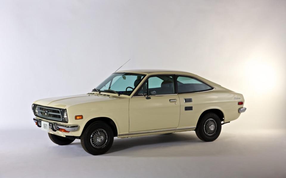 Cream Datsun 1200 Coupé - Nissan