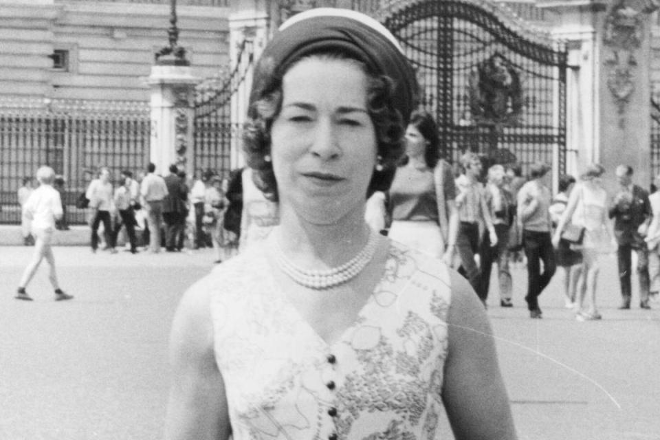 <p>ANL/Shutterstock</p> Jeannette Charles outside Buckingham Palace