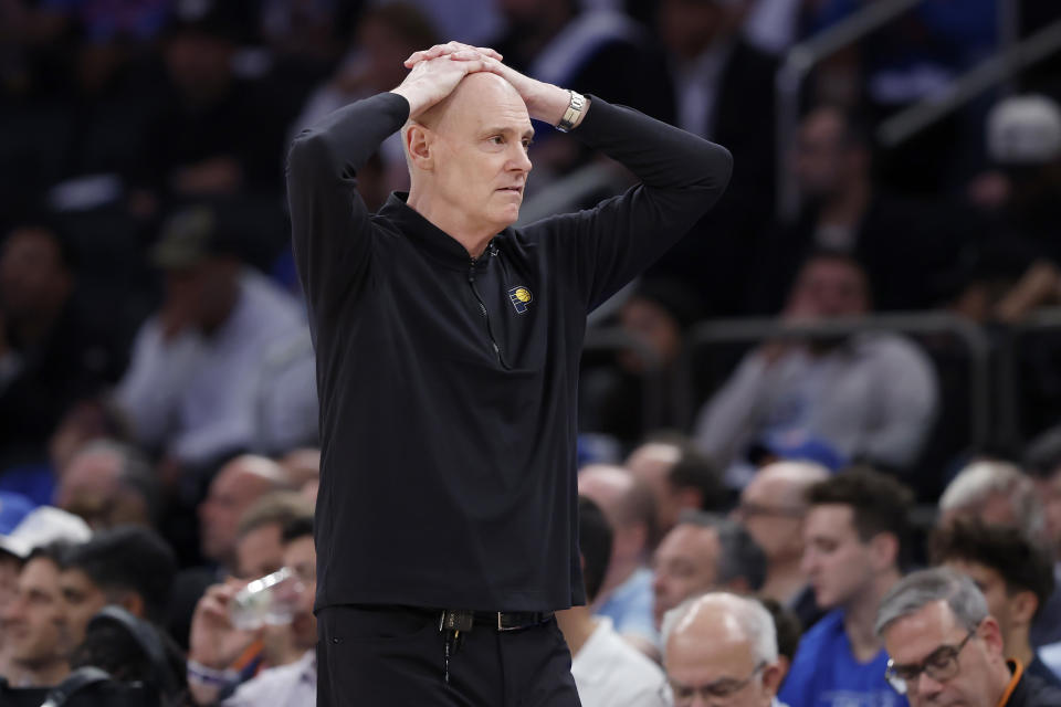 O técnico do Pacers, Rick Carlisle, não quis ser penalizado em seus comentários pós-jogo.  (Sarah Stier/Imagens Getty)