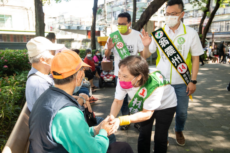 民進黨新北市長候選人林佳龍太太廖婉如，今（9）日上午赴新莊昭德宮參拜、四維市場掃街。   圖：林佳龍競辦提供