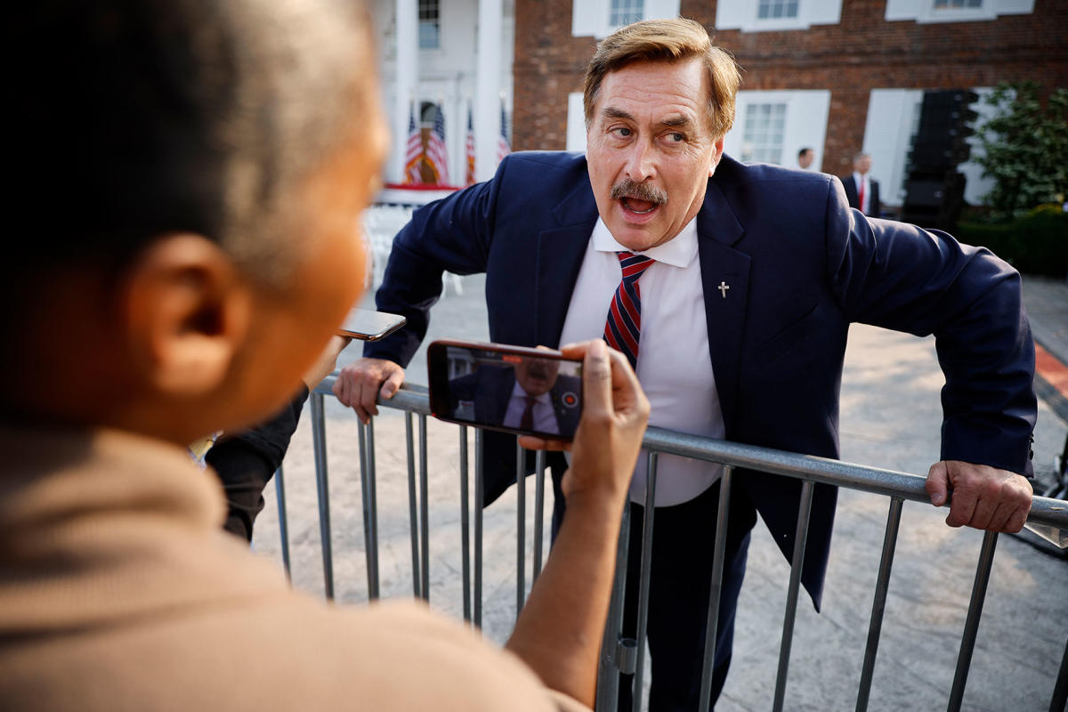 Нека излеем едно за Майк Линдел: MyPillow Guy не беше достатъчно важен, за да получи собствено обвинение