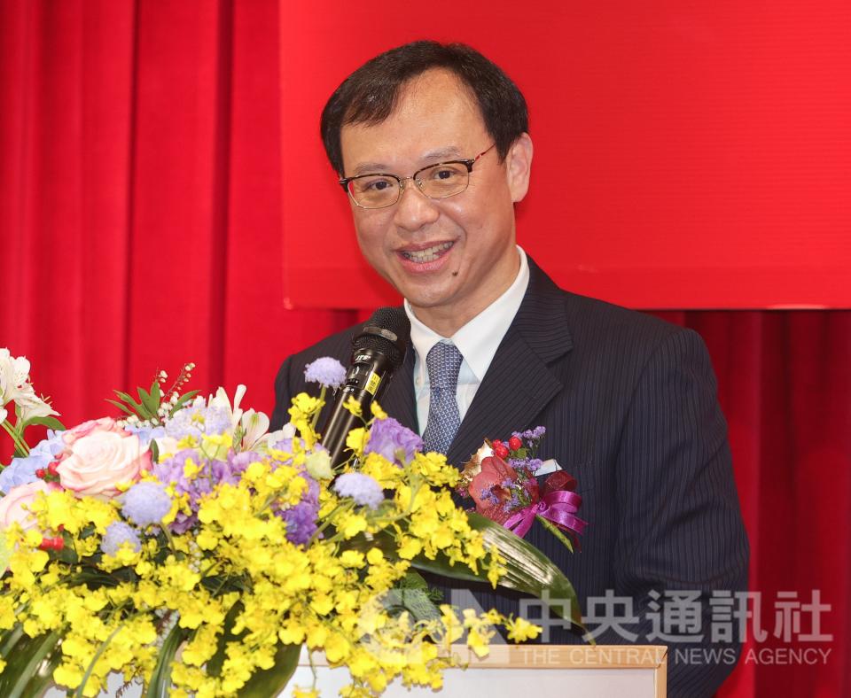 新任健保署長石崇良今天就任，他提到健保制度是透過「雁行理論」，一步一腳印成為台灣最重要資產，上任5大改革目標。（中央社）