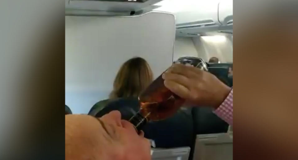 Uno de los pasajeros del avión reaccionó sacando una botella de alcohol y pegándole un trago. (Crédito: Twitter/@marivy20) 