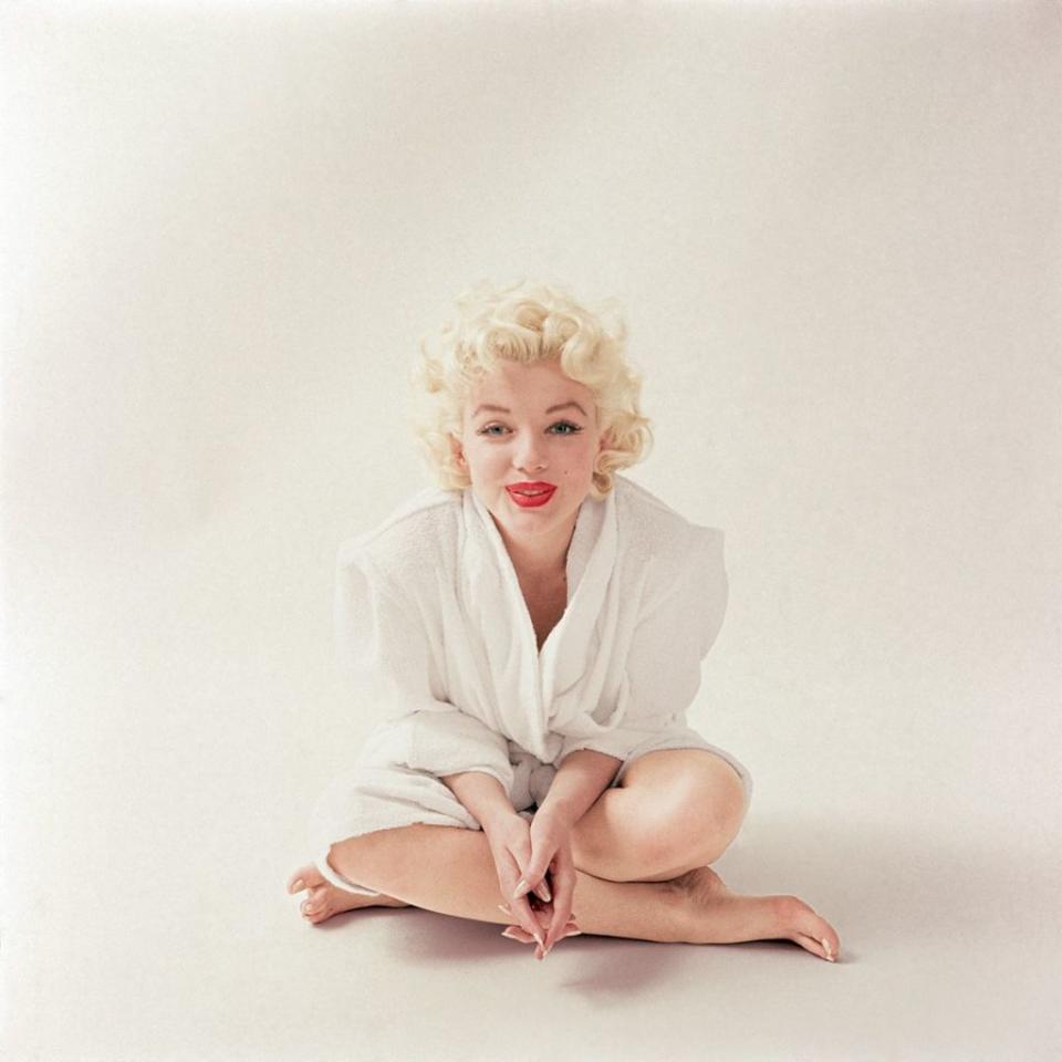<p>Marilyn had just finished doing her makeup when she was captured in a white robe in March 1955.</p><p><br></p>