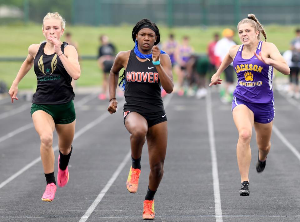 Hoover's Amahrie Harsh (center) wins the girls 100 meters at last year's Federal League Track and Field Championships.