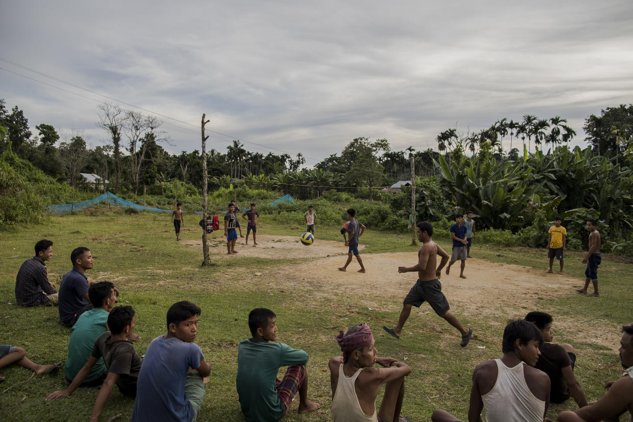 Un juego de vóleibol en Chawmanu, en el estado de Tripura, India, el 15 de septiembre de 2020. (Anindito Mukherjee/The New York Times)