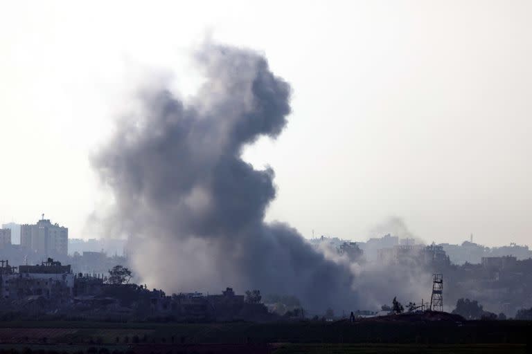 Una imagen tomada desde la ciudad sureña de Sderot en Israel muestra humo que se eleva durante un ataque israelí en Gaza el 23 de octubre de 2023, en medio de los enfrentamientos en curso entre Israel y el grupo palestino Hamas. 