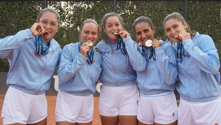 El equipo argentino de la Billie Jean King Cup que, en Bogotá, logró la clasificación para los playoffs: Giovannini, Capurro, Estable, Carlé y Riera