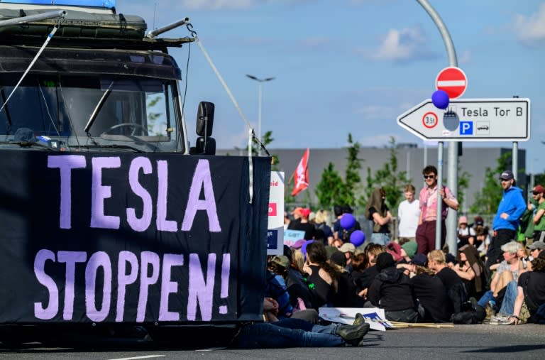 Der E-Auto-Bauer Tesla darf mit der geplanten Erweiterung seines Werks im brandenburgischen Grünheide beginnen. Das Landesamt für Umwelt gab grünes Licht für einen vorzeitigen Baubeginn, in dem es eine "positive Genehmigungsprognose" erteilte. (John MACDOUGALL)