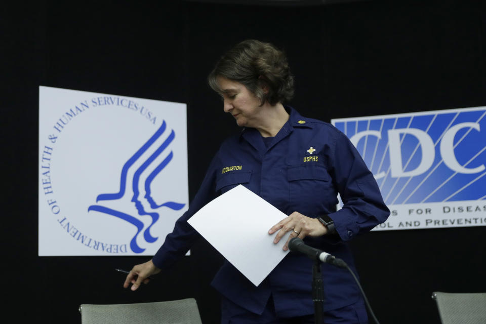 La doctora Jennifer McQuiston, subdirectora de la división de patología y patógenos de alta consecuencia, perteneciente a los Centros para el Control y la Prevención de Enfermedades de Estados Unidos, se retira de una conferencia de prensa en San Antonio sobre los estadounidenses evacuados de China por un brote viral, el jueves 6 de febrero de 2020. (AP Foto/Eric Gay)