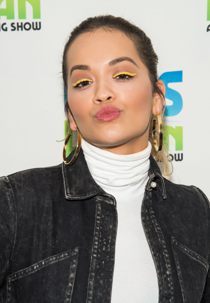 Rita Oras dunkle Haut sieht super zum gelben Lidstrich aus. (Bild: Mark Sagliocco/Getty Images)