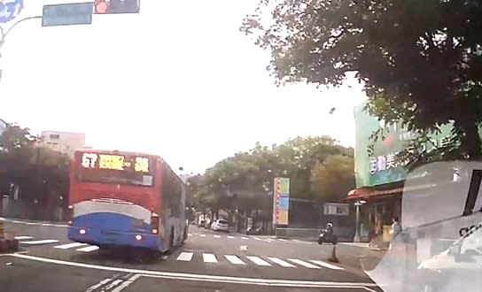 台中一名Uber司機拍到有公車連闖四個紅燈。（圖／東森新聞）