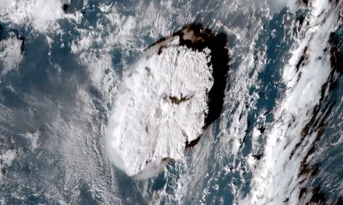 湯加火山爆發衛星圖。（圖／翻攝自US StormWatch推特）