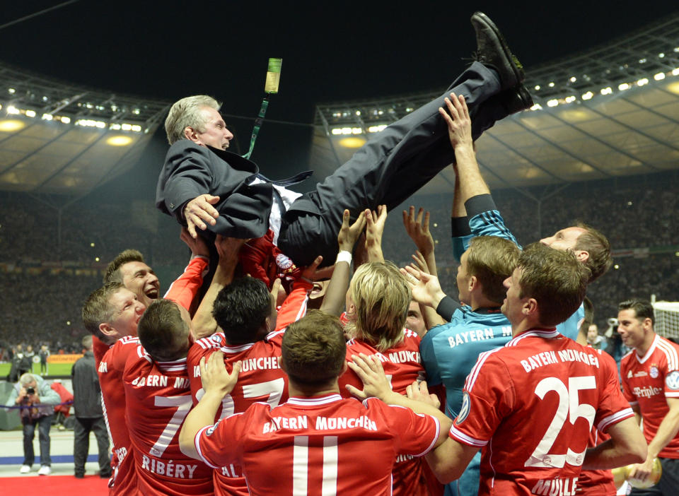 Jugadores del Bayern Múnich alzan al renunciante DT Jupp Heynckes (arriba) tras ganar la Copa de Alemania el sábado 1 de junio de 2013 ante el Stuttgart y obtener un histórico triplete de Liga de Campeones, Liga y Copa. (AFP | christof stache)