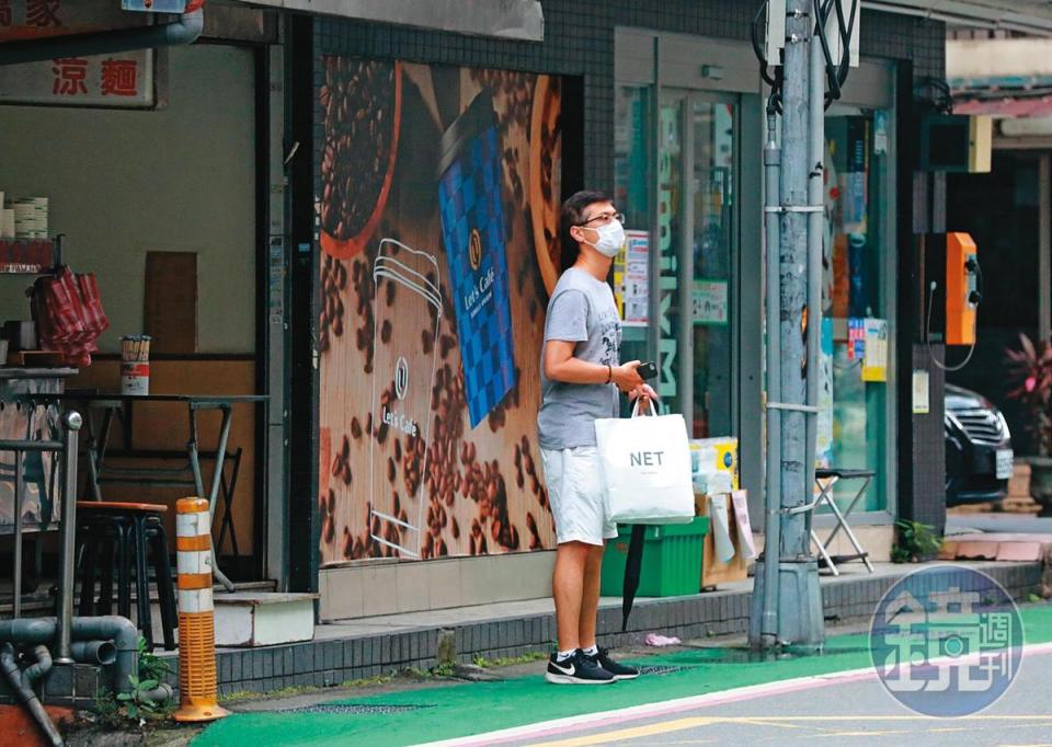 2022/07/02 15:19 吃完涼麵後，鄒宇新（圖）先行步出店家；約1分鐘後，廖女才帶著孩子離開。（圖經變裝處理）