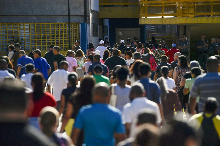 Votantes llegan a un centro de votación durante la segunda vuelta de las elecciones presidenciales entre el presidente Jair Bolsonaro y el expresidente Luiz Inácio Lula da Silva, en Sao Paulo, Brasil, el domingo 30 de octubre de 2022. 