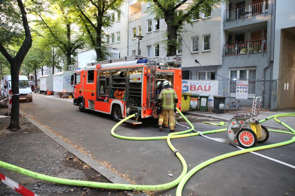 An der Goethestraße in Weißensee brennt es am Donnerstagabend auf dem Dach eines unbewohnten Wohnneubaus. Die Feuerwehr war mit 90 Einsatzkräften vor Ort<span class="copyright">Thomas Peise</span>