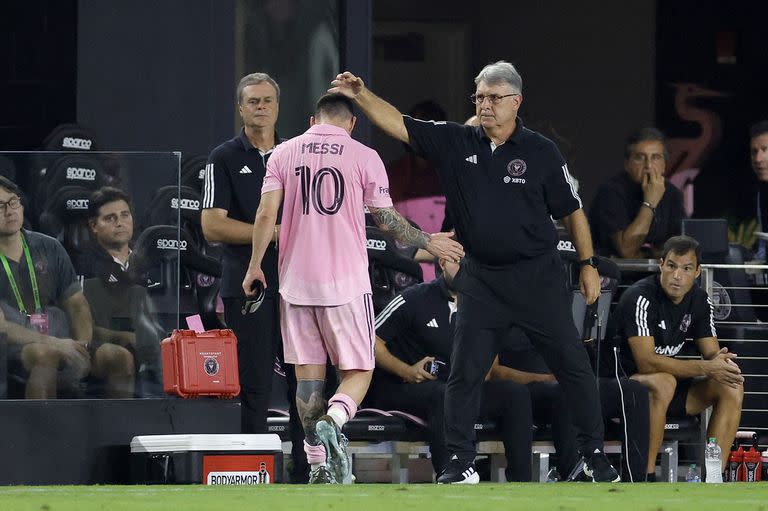 Martino saluda a Messi, en el momento de la salida del campo de juego del capitán de Inter Miami