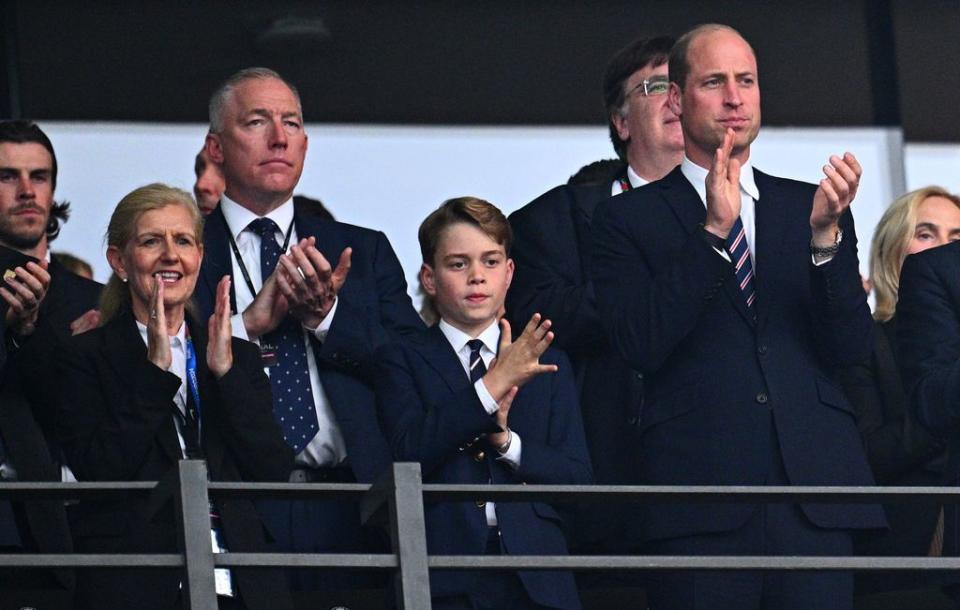 El príncipe William y su hijo George estuvieron presentes en la final de la Eurocopa.