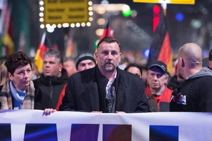 Lutz Bachmann (C), leader of the PEGIDA movement attends a protest rally on December 7, 2015 in Dresden, eastern Germany (AFP Photo/Sebastian Kahnert)