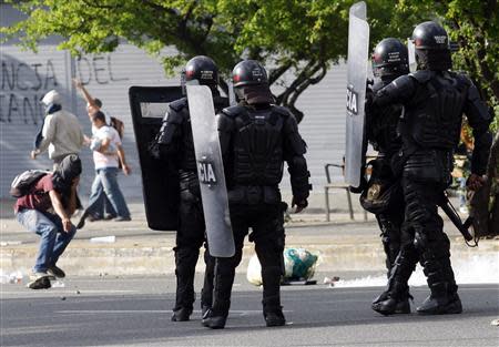 A protester throws stones at police during a protest against the government of Colombian President Juan Manuel Santos in Medellin August 29, 2013. REUTERS/Albeiro Lopera