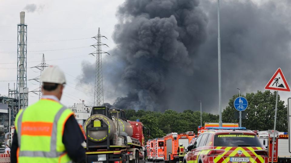 Einsatzfahrzeuge der Feuerwehr unweit einer Zufahrt zum Chempark.