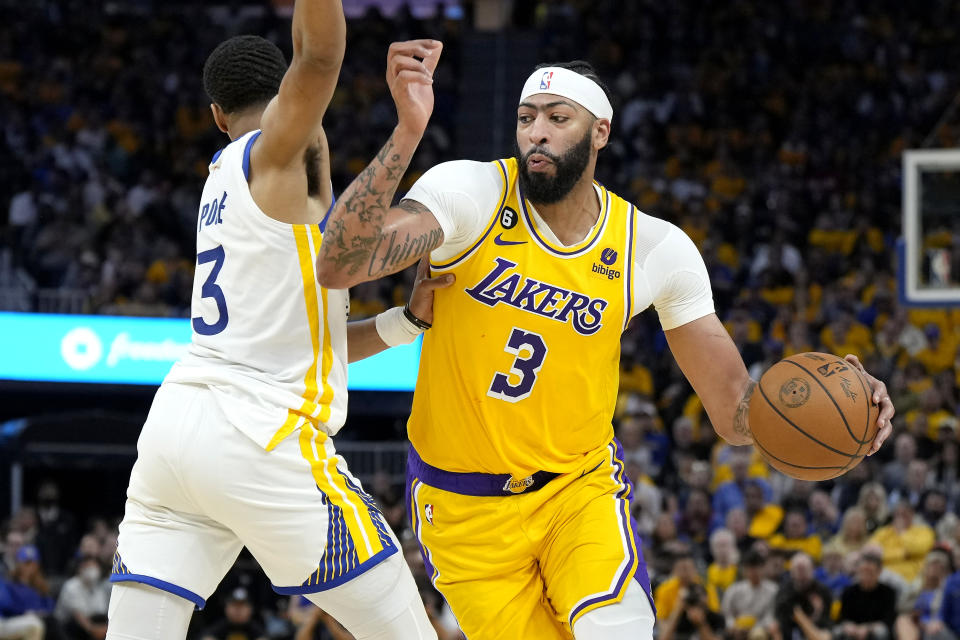 Anthony Davis von den Los Angeles Lakers fährt am 10. Mai 2023 in San Francisco in Spiel 5 des Western Conference-Halbfinals im Chase Center an Jordan Poole von den Golden State Warriors vorbei.  (Thearon W. Henderson/Getty Images)