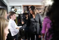 Es folgten weitere Dokumentationen wie etwa "Becoming - Meine Geschichte" (Bild) über das Leben von Michelle Obama, außerdem eine Kinderserie über gesunde Ernährung ("Waffles + Mochi") und bislang zwei Spielfilme ("Fatherhood" und "Worth"). (Bild: Netflix)