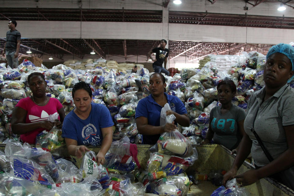 <p>Workers of the Social State Plan prepare food rations in preparation for Hurricane Maria in Santo Domingo, Dominican Republic, Sept. 19, 2017. (Photo: Ricardo Rojas/Reuters) </p>