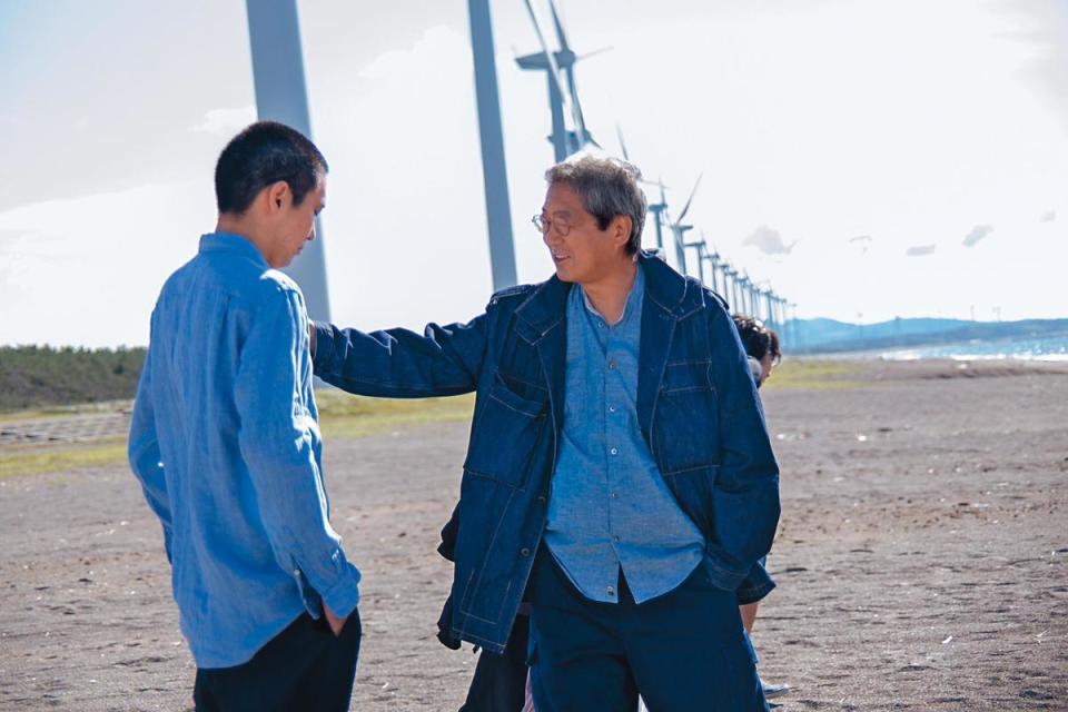 荒井晴彥（右）表示，他在片場沒有即興創作，頂多稍微修正演員的演出，左為柄本佑。（森重晃提供）