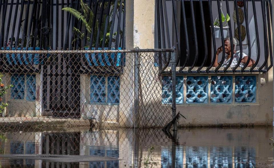 Zoraida Fuentes sentada en su porche rodeada por el agua que dejó la fuerte lluvia del huracán Fiona que inundó el vecindario Miñi Miñi en el pueblo de Loíza en la costa noreste de Puerto Rico cuando el huracán pasó por la isla el lunes 18 de septiembre, el miércoles 21 de septiembre , 2022.