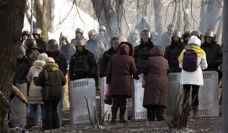 Ukranian women talk with riot police at the site of clashes in Kiev January 27, 2014. REUTERS/Vasily Fedosenko