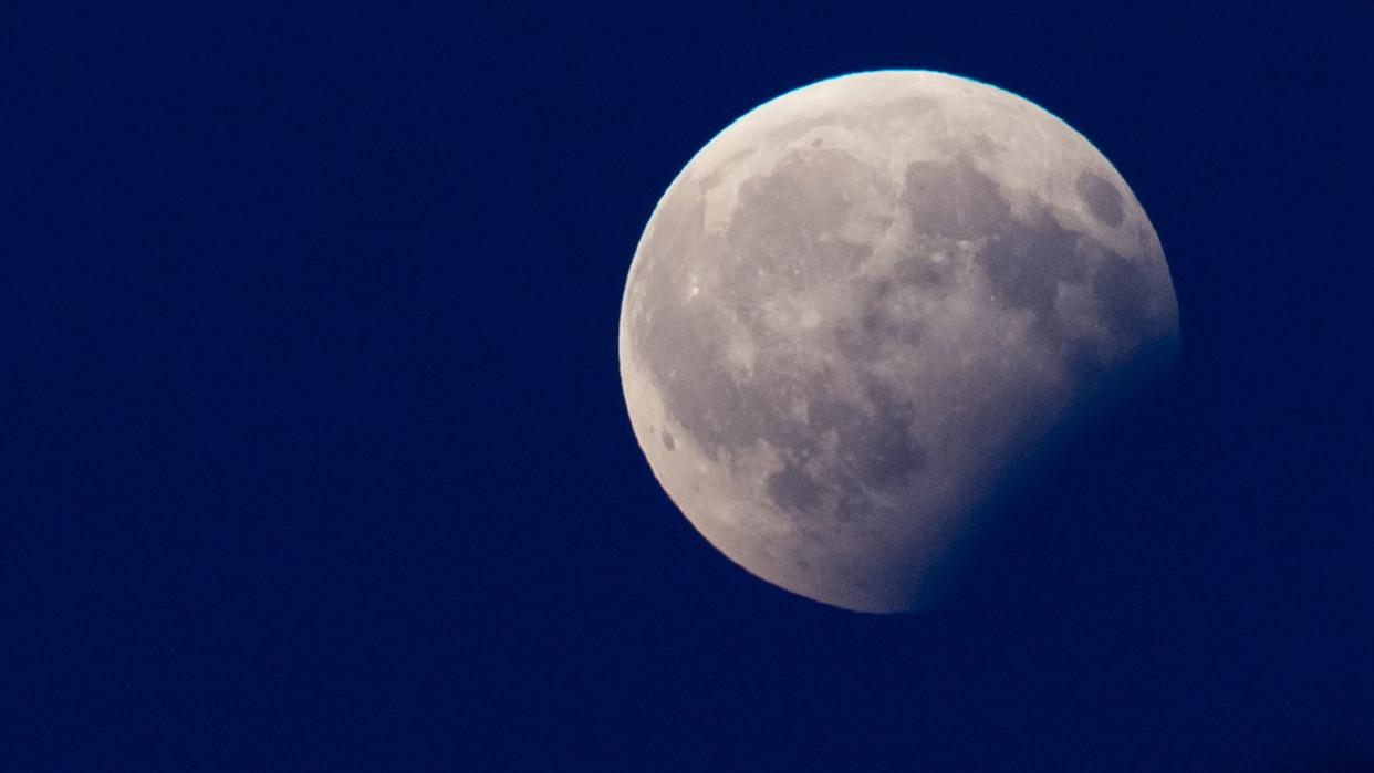 Bei einer partiellen Mondfinsternis verdunkelt sich der Mond teiweise, weil er durch den Erdschatten wandert. Foto: Sven Hoppe