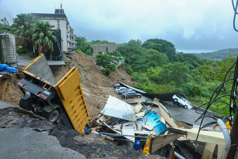 基隆天外天焚化爐清潔大樓旁山崩 颱風山陀兒帶來豪大雨，基隆市環保局天外天焚化爐 清潔大樓旁邊坡4日山崩，造成多輛公務車陷落。 中央社記者王騰毅攝  113年10月4日 