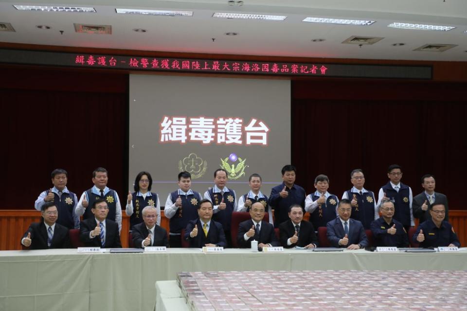 新北地檢署指揮新北市刑大破獲國內陸上最大宗海洛因毒品案，行政院長蘇貞昌與新北市長侯友宜二十四日前往新北市警察局嘉勉有功同仁。（記者蔡琇惠攝）