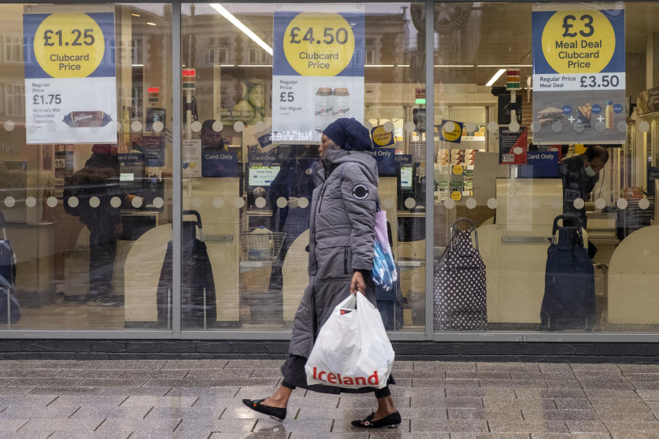 UK consumer confidence hovered near record lows as shoppers's concerns about the cost of living remains. Photo: Stringer/Anadolu Agency via Getty 