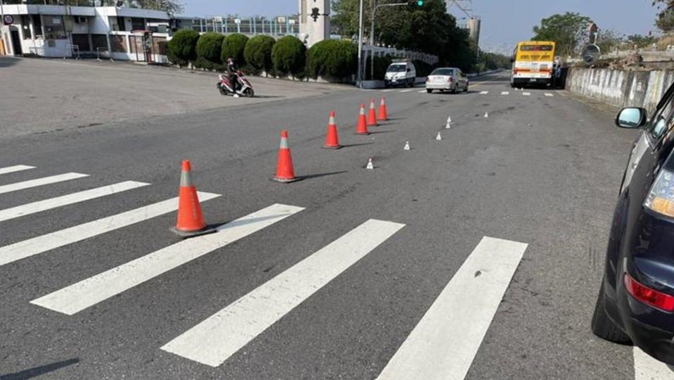 張女在校門前慘遭公車輾壓亡。（圖／翻攝畫面）