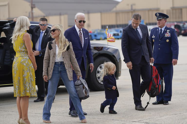 Joe Biden camina con su hijo Hunter y su nieto Beau para abordar el Air Force One en la Base Andrews de la Fuerza Aérea, Maryland, el miércoles 10 de agosto de 2022. (AP/Manuel Balce Ceneta)