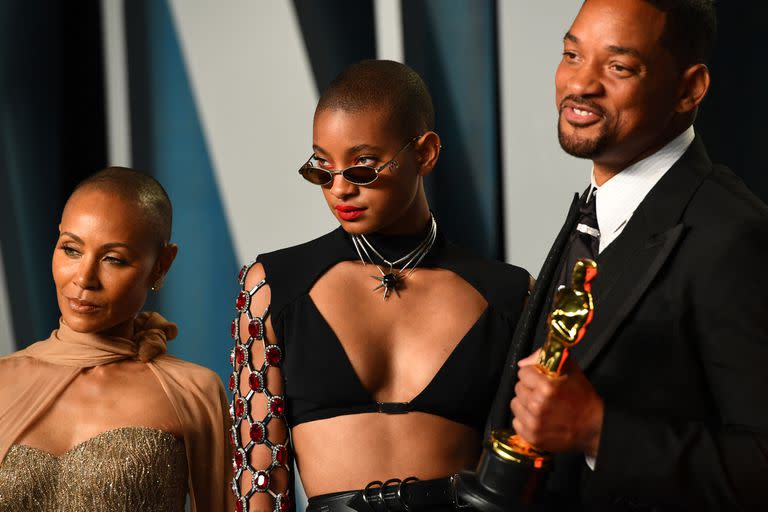 Will Smith posa con el Oscar junto a su esposa Jada Pinkett Smith y su hija Willow