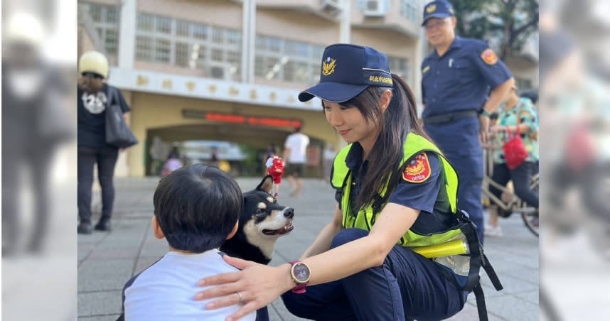 小一新生因不熟悉校園環境，在校門口不斷徘徊，暖心女警見狀上前安撫，才讓小一生卸下心防。（圖／警方提供）