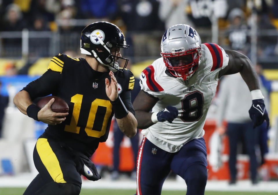 Dec 7, 2023; Pittsburgh, Pennsylvania, USA; Pittsburgh Steelers quarterback Mitch Trubisky (10) runs the ball as New England Patriots linebacker Ja’Whaun Bentley (8) chases during the third quarter at Acrisure Stadium.New England won 21-18. Mandatory Credit: Charles LeClaire-USA TODAY Sports