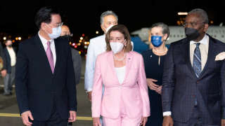 En dépit des menaces chinoises, Nancy Pelosi (en rose) a décidé de mener à bien sa visite à Taïwan. Une décision à laquelle Pékin a répondu en plusieurs étapes (photo fournies par les autorités de Taïwan).
